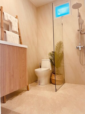 Shower, hair dryer, towels, soap - Completely Private Pool Villa in Choeng Mon (Choeng Mon, Bophut, Koh Samui)