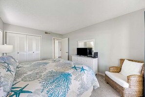 1 bedroom, iron/ironing board, free WiFi, bed sheets - Classy Beachy-Vibe Oceanfront Condo-Walk to Beach (Fernandina Beach)