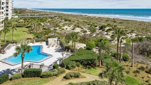 Un hôtel doté d'une piscine, offrant une vue sur la plage et disposant d'un parking.