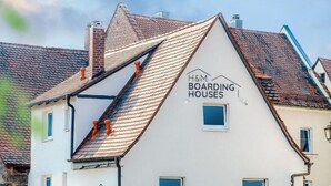 A building with a sign reading 'H&M Boarding Houses' and a sloped roof. - H M Boarding Houses (Lauf an der Pegnitz)
