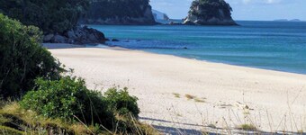 Relaxing Studio escape by beautiful Whiritoa Beach