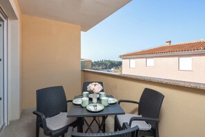 Outdoor dining - Apartment Xenia, Medulin, Croatia (Medulin)