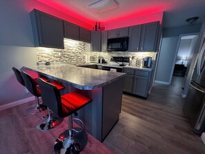 Private kitchen - Cozy Lakefront Condo w/ Pool (Osage Beach)