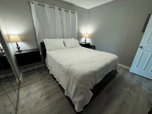 Room - Cozy Lakefront Condo w/ Pool (Osage Beach)