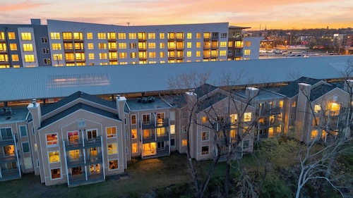 Riverfront Rhythm by Avantstay Shared Pool + Balcony + River Views Walk to Broadway + Germantown