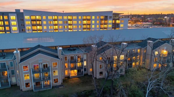 A multi-story hotel with a modern design, featuring balconies and large windows. - Riverfront Rhythm by Avantstay Shared Pool + Balcony + River Views Walk to Broadway + Germantown (Nashville)