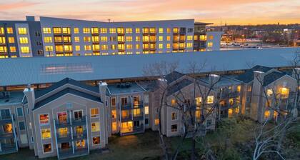 Riverfront Rhythm by Avantstay Shared Pool + Balcony + River Views Walk to Broadway + Germantown