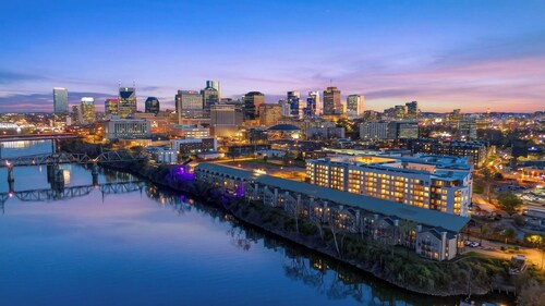 Riverfront Rhythm by Avantstay Shared Pool + Balcony + River Views Walk to Broadway + Germantown