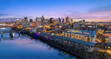 Riverfront Rhythm by Avantstay Shared Pool + Balcony + River Views Walk to Broadway + Germantown
