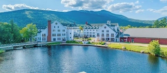 Newly built townhouse w/ amazing view of town center: hiking, golfing & skiing