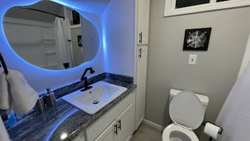 Haartrockner, Handtücher, Seife, Toilettenpapier