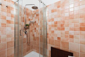 Shower, hair dryer, bidet, towels - VHouse, Badesi, Italy (Badesi)
