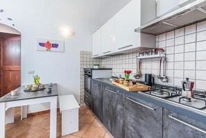 Fridge, oven, stovetop, coffee/tea maker - VHouse, Badesi, Italy (Badesi)
