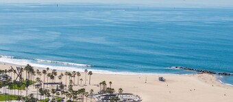 Brooks Avenue by Avantstay Walk to Venice Beach + Boardwalk Firepit + EV Charger