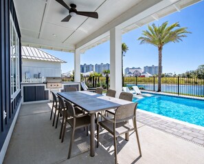 Eine Außenpatio mit Pool, Grill und Blick auf die Skyline der Stadt.
