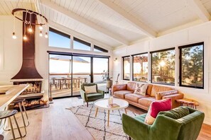 Living area - Idyllwild Overlook – Scenic Hideaway with Hot Tub and Open Sky (Idyllwild-Pine Cove)