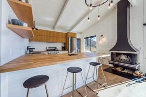 Private kitchen - Idyllwild Overlook – Scenic Hideaway with Hot Tub and Open Sky (Idyllwild-Pine Cove)