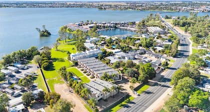 Elsinor 4 Located a short stroll from Lake Mulwala and the popular local clubs.