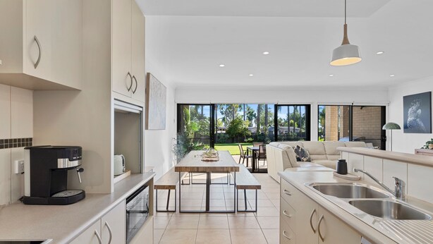 A modern kitchen with a dining area, large windows, and a view of the outdoors. - Elsinor 4 Located a short stroll from Lake Mulwala and the popular local clubs. (Mulwala)