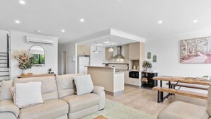 A modern apartment with a living room, kitchen, and dining area. - Elsinor 4 Located a short stroll from Lake Mulwala and the popular local clubs. (Mulwala)