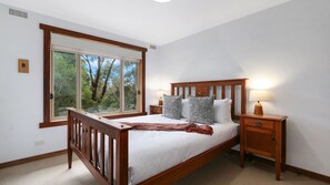 3 Schlafzimmer, Schreibtisch, Bügeleisen/Bügelbrett, Reisekinderbett