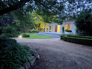 Exterior - Wake up to a sweeping vineyard setting, perfect for 2-8 guests, 4 bed/2bath (Sevenhill)