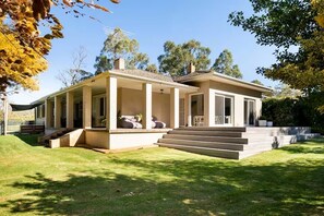 Exterior - Wake up to a sweeping vineyard setting, perfect for 2-8 guests, 4 bed/2bath (Sevenhill)