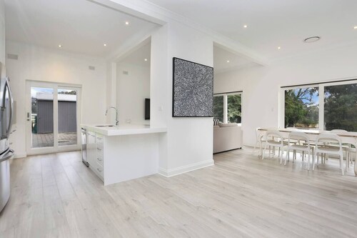 Wake up to a sweeping vineyard setting, perfect for 2-8 guests, 4 bed/2bath