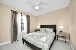 4 bedrooms, desk, iron/ironing board, travel cot - Houston 4BR Retreat | King Bed • Fast WiFi (Houston)