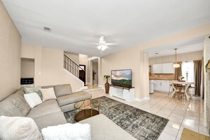 TV, fireplace, books - Houston 4BR Retreat | King Bed • Fast WiFi (Houston)