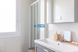 Shower, bidet - -Villa Mirka- °Renovated° 50 mt from the beach (Jesolo)
