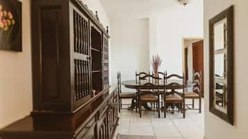 Apartamento clássico, vista para a cidade | Opções para refeição