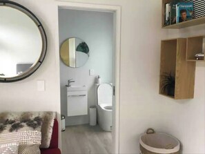 Bathroom - A Beautiful Beach Holiday Home in Pauanui (Pauanui)