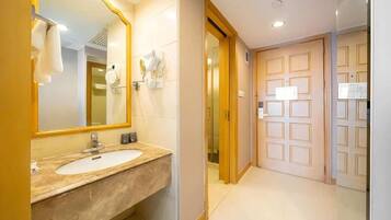 Basic Double Room, City View | Bathroom