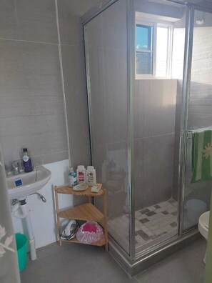 Shower, hair dryer, towels, soap - Wonderful 1-bedroom building in Leeds 5 minutes fromSanta Cruz Shopping Centre (Santa Cruz)