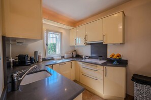 Fridge, microwave, oven, dishwasher - GRIMAUD – BEAUTIFUL PROVENCAL VILLA IN THE HEART OF THE VILLAGE (GRIMAUD)