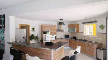 Frigorifero, microonde, forno, lavastoviglie