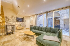 TV - A superb large loft in the heart of Bordeaux (Bordeaux)