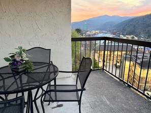 Outdoor dining - Space Needle Balcony Views, Walk to Anakeesta 2BR Condo with En Suite Bathrooms (Gatlinburg)