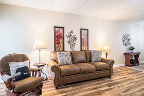 Living area - Space Needle Balcony Views, Walk to Anakeesta 2BR Condo with En Suite Bathrooms (Gatlinburg)