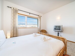 Iron/ironing board, Internet, bed sheets - Charming Marina Apartment, Walk to Old Town (Lagos)