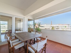Outdoor dining - Charming Marina Apartment, Walk to Old Town (Lagos)