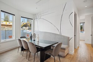 Dining - Luxurious Downtown Home near Beach w/Free Parking (Vancouver)