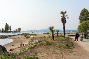 Beach - Luxurious Downtown Home near Beach w/Free Parking (Vancouver)