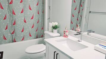 Room, 1 Bedroom | Bathroom