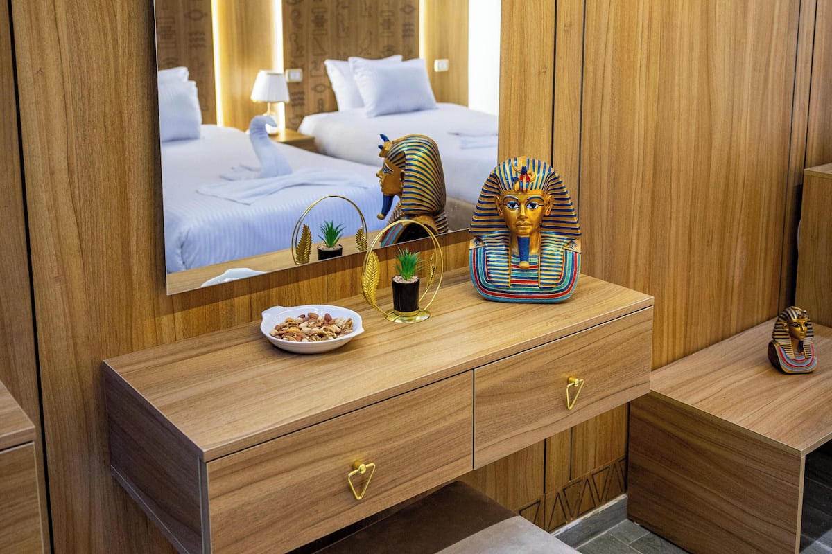 Kahden hengen perushuone (kaksi sänkyä), näkymä aavikolle