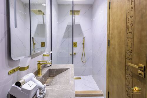 Habitación Deluxe | Baño | Regadera, secadora de cabello, toallas, jabón