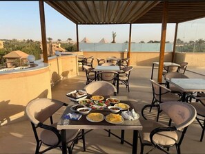 Free daily buffet breakfast - Solis pyramids view hotel (Giza)
