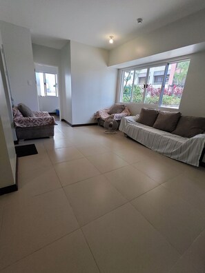 Living area - 2 Bedroom Family Corner unit with Spacious Balcony and Skyline View (Pasay City)