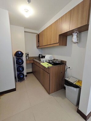Private kitchen - 2 Bedroom Family Corner unit with Spacious Balcony and Skyline View (Pasay City)